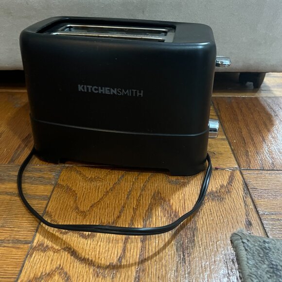 KitchenSmith toaster - CREAT CONDITION CLEAN INSIDE! OUT - Picture 2 of 10